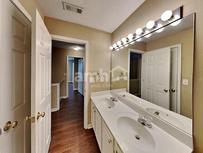 Building Photo - 607 Wallnut Hall Trl