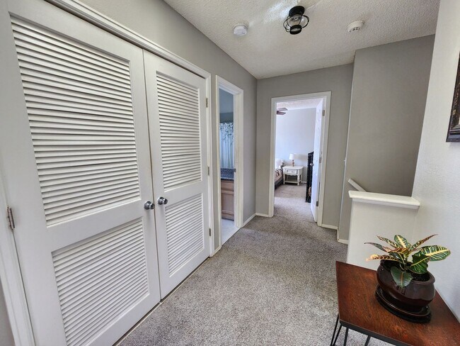 Building Photo - 1512 Coolcrest Dr
