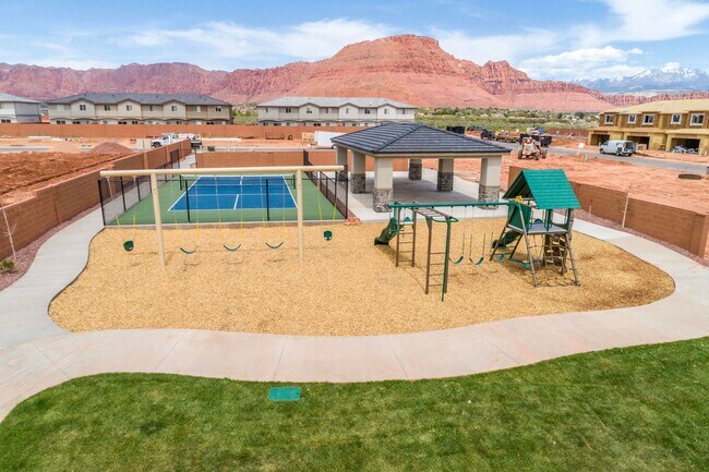 Building Photo - Newer- Red Mountain Vista Town Home,
