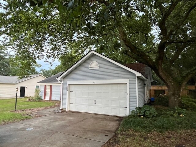 3 Bedroom 2 Bath House for Rent in Quail Hollow in Mt Pleasant. Lots of Upgrades. 3 Miles to IOP - 2084 Presidio Dr