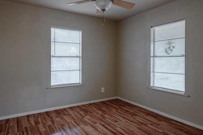 Building Photo - 504 W 7th St