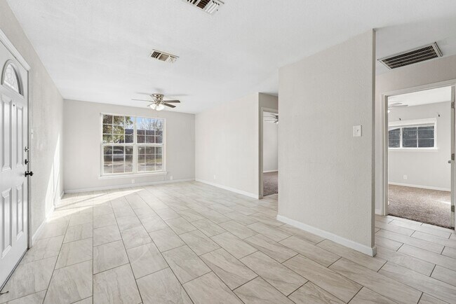 Building Photo - 915 Stonegate Dr
