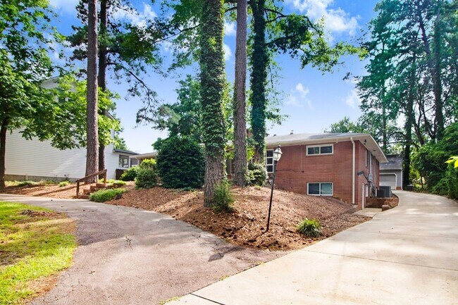 Building Photo - 105 Pineland Cir