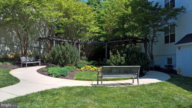 Building Photo - 2125 Hideaway Ct