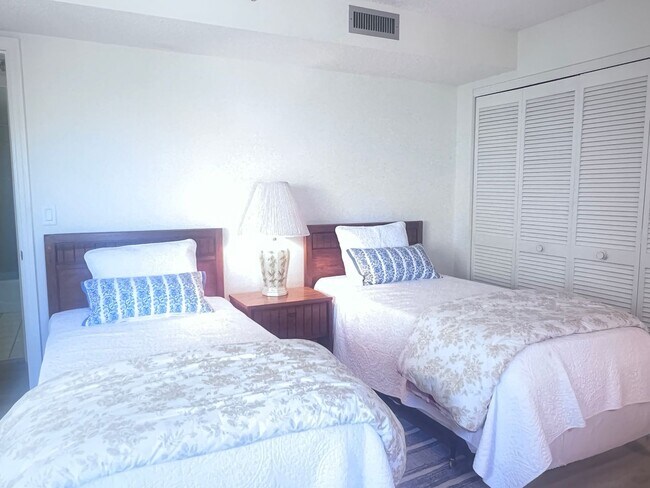 Building Photo - 2BR/2BA Condo on the Gulf in MacArthur Beach