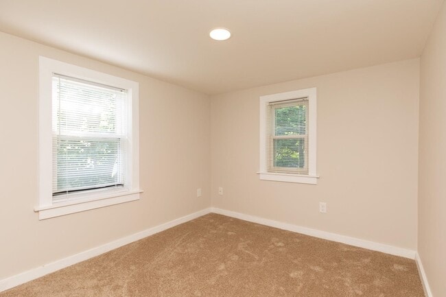 Building Photo - 400 Colonial Dr