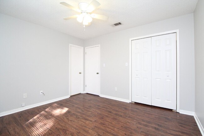 Building Photo - 3BR/2BA with Garage & Fenced Yard – Availa...