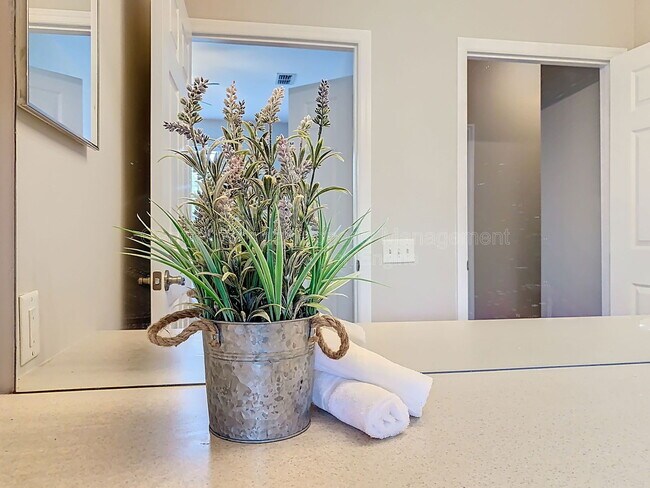 Building Photo - 2300 Silver Palm Dr