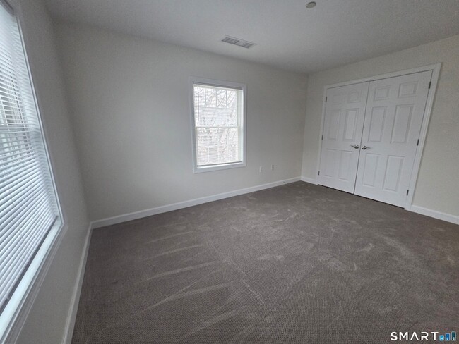 Building Photo - 31 Fairgate Dr