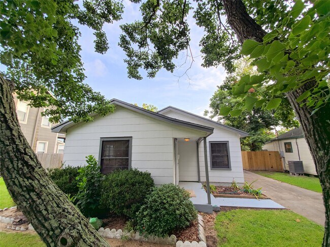 Building Photo - 128 7th Ave N