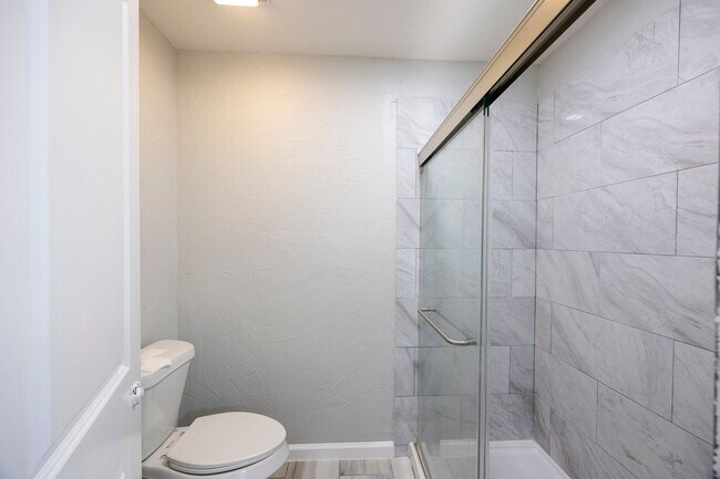 Building Photo - Beautifully remodeled single story home --3 bedrooms, 2 Full baths, and large Covered Patio with ...