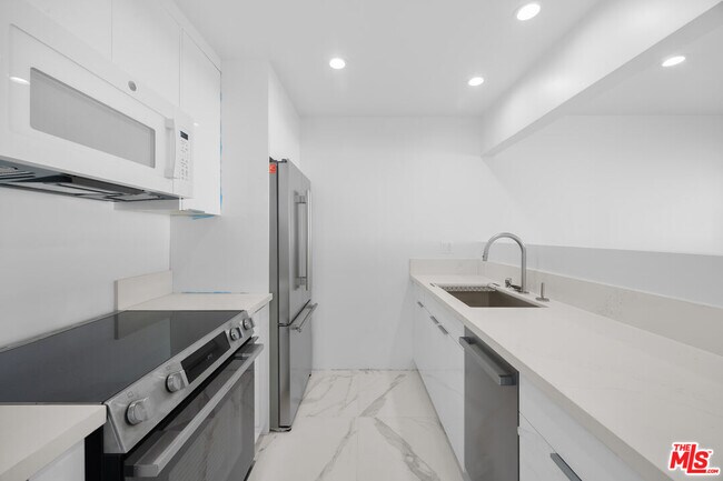 Building Photo - 21 1/2 Wavecrest Ave