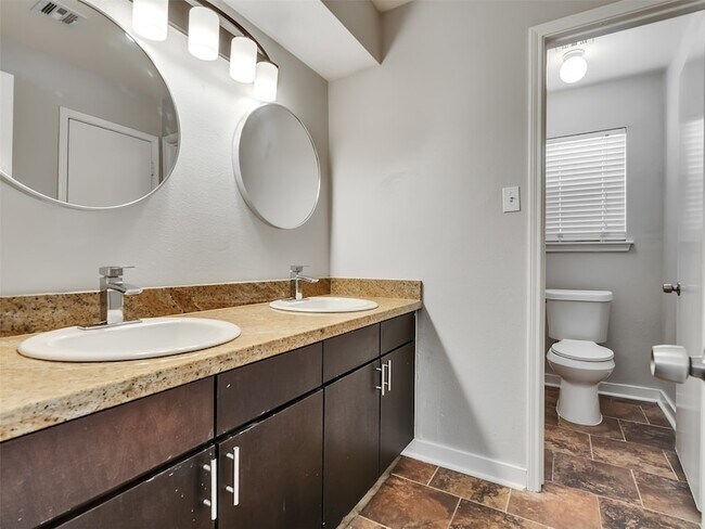 Building Photo - 612 Orangewood Dr