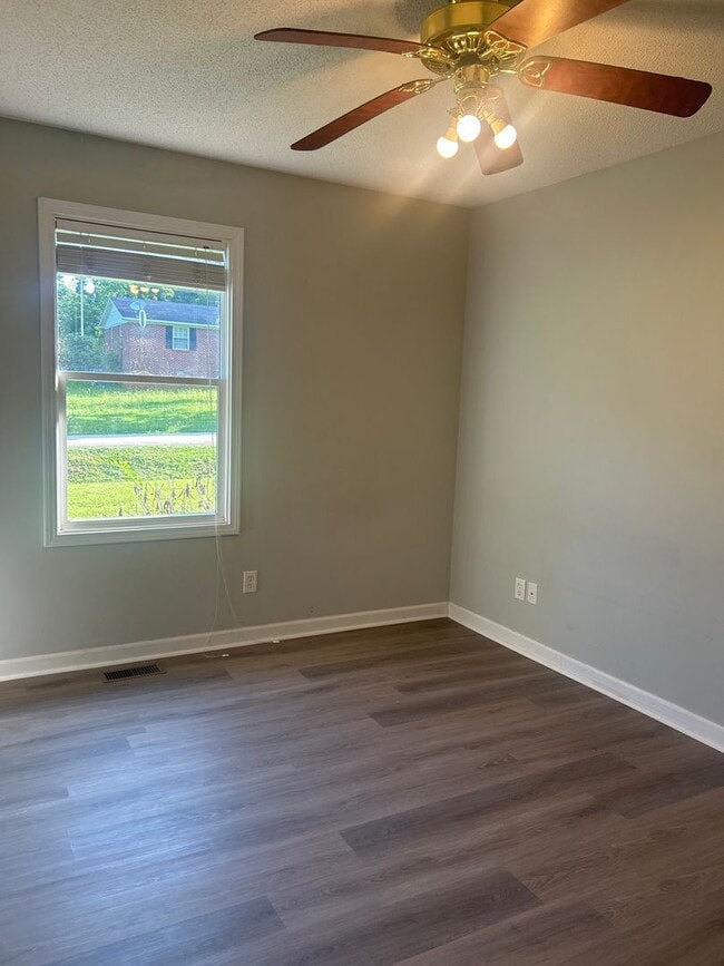 Building Photo - 318 Crescent Dr