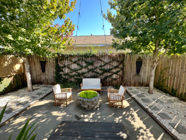 Building Photo - 902 N Davis Hwy