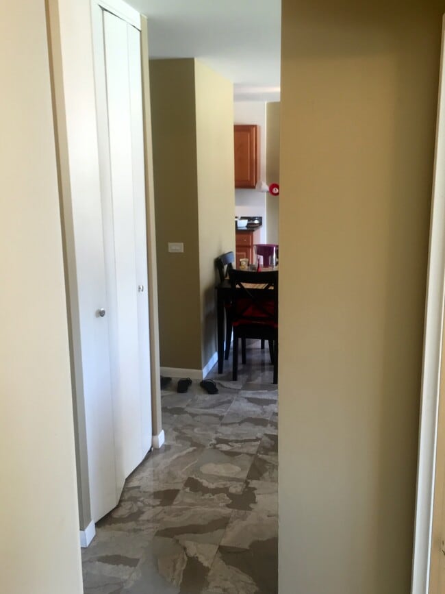 Building Photo - 5445 N Sheridan Rd