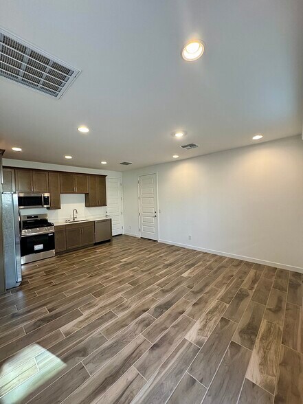 Primary Photo - 15578 W Miami St