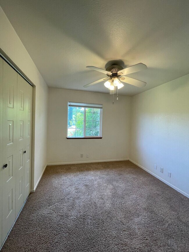 Building Photo - East Redding home with huge yard