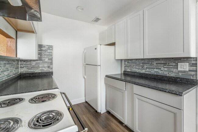 Building Photo - 1018 W 23rd St