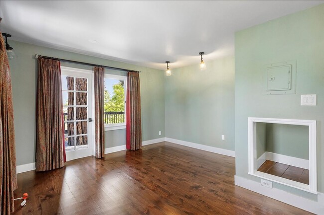 Building Photo - 1238 Versailles Ave