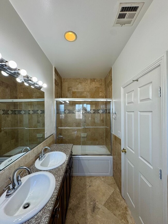 Building Photo - Beautifully Renovated 4 Bed 4 Bath House For Rent In Long Beach!