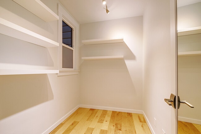 Building Photo - 39 Rosemont Pl