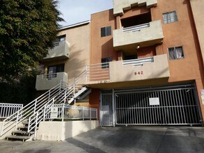 Building Photo - 2-Bedroom First-Floor Condo with Utilities Included in Los Angeles!