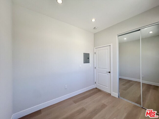 Building Photo - 446 W 88th St