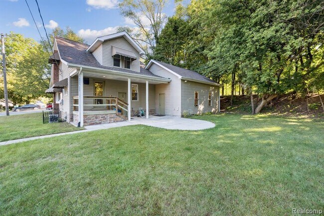 Building Photo - 624 E Main St