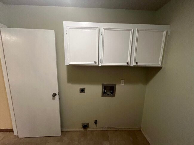 Building Photo - 2132 Sandy Ln