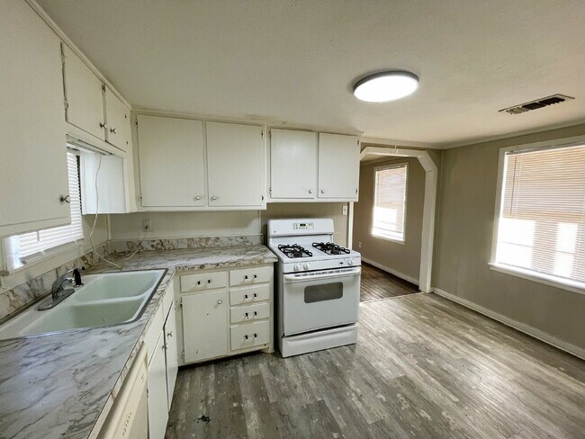 Building Photo - Move In Special on This Spacious Home Feat...