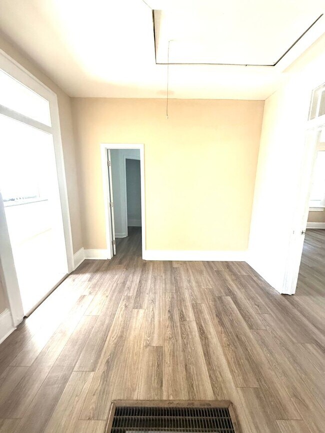 Building Photo - ** 2 Bed 2 bath located close to downtown ** Call 334-366-9198 to schedule a self tour