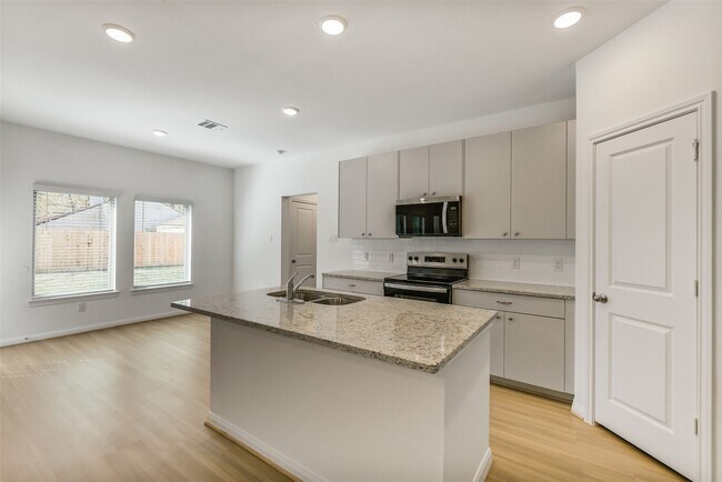 Building Photo - 11927 Pondwood Dr