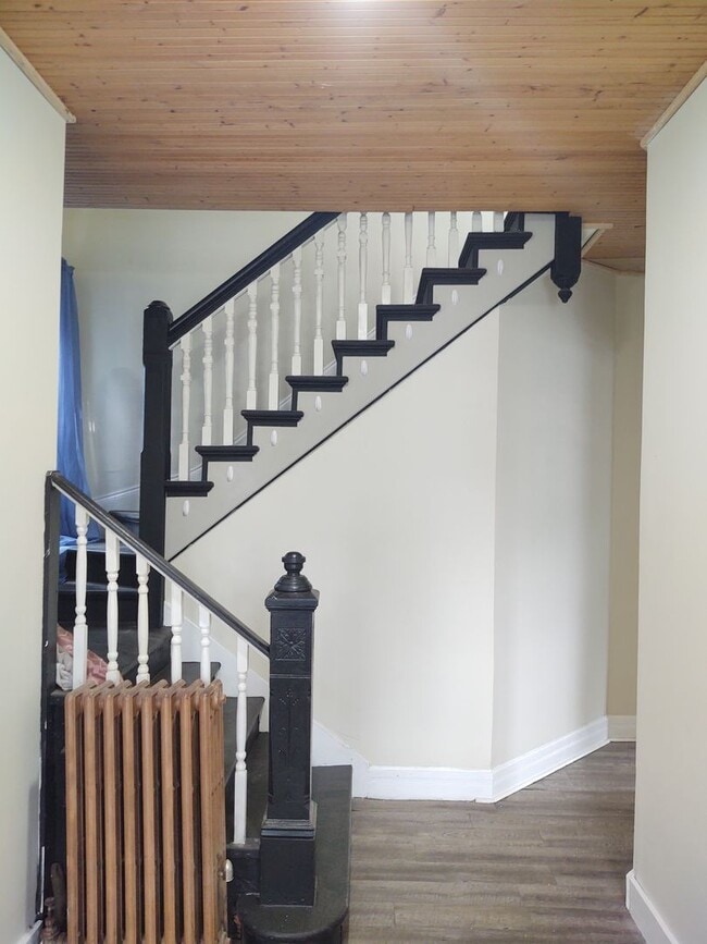 Building Photo - Very Large 4 Bedroom 2 Bath House