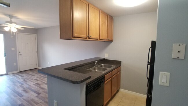 Building Photo - 302 Lake Parsons Green