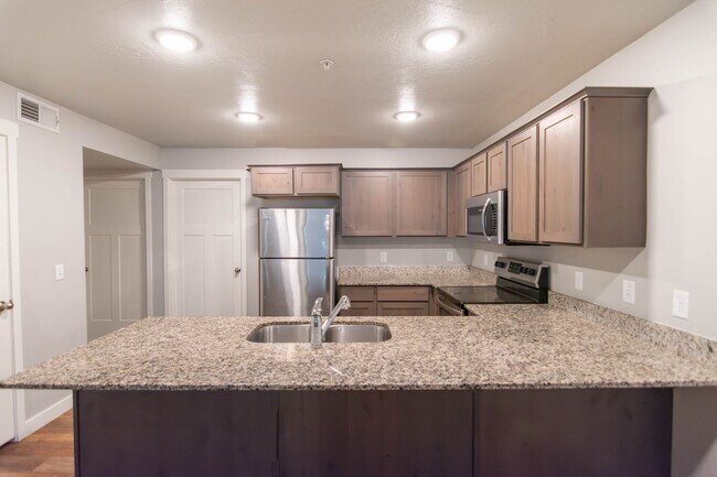 Building Photo - Lovely 3-Bed, 2-Bath Condos in the Distric...