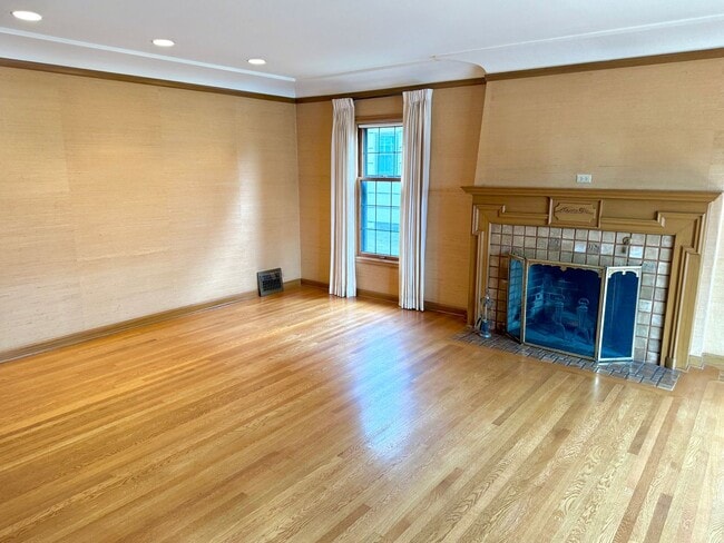 Building Photo - Alameda Neighborhood Pristine Tudor Home, Downtown Views, All The Amenities - A Must See!