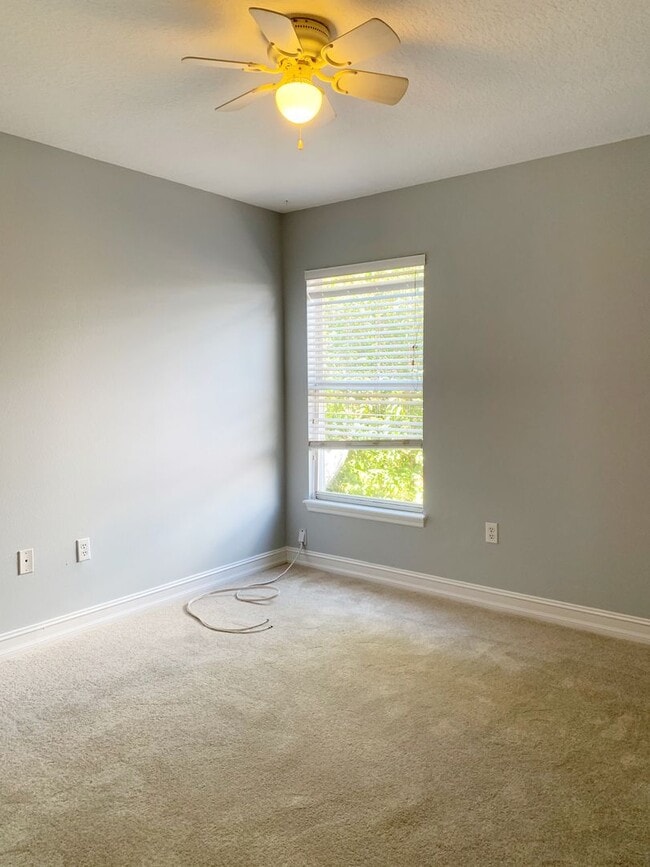 Building Photo - Nice 3/2.5 Single Family Home
