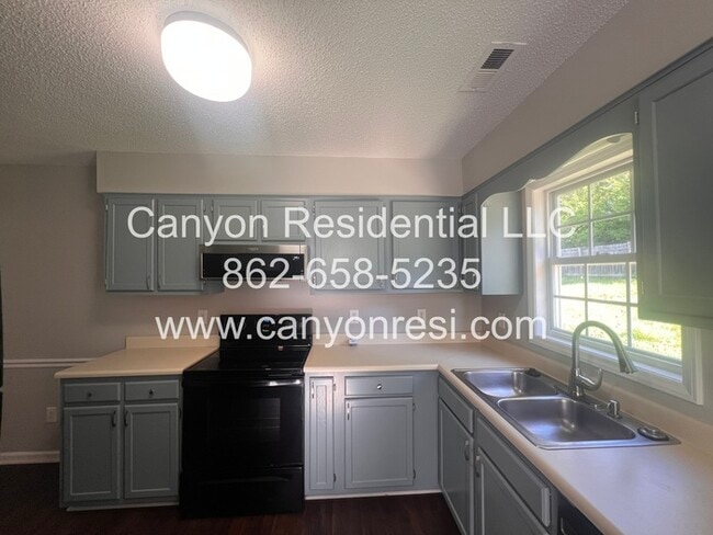 Building Photo - Hurry this Home won't last long! Great 3BR...