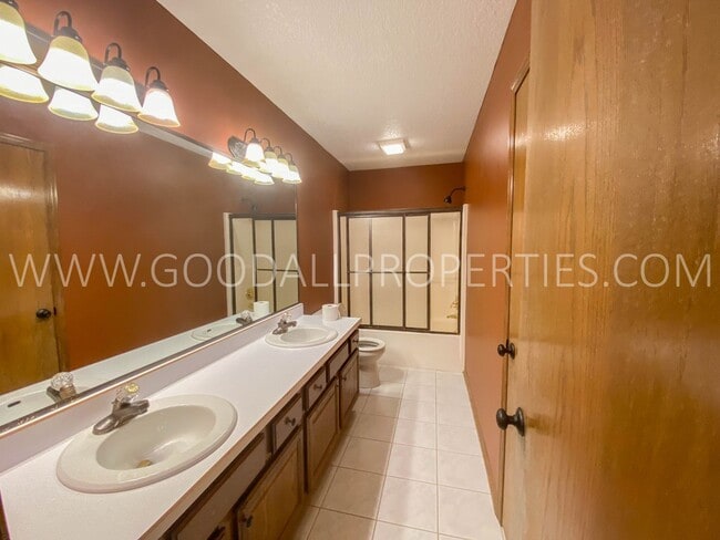 Building Photo - Executive Home - 4 Bedroom, 3.5 Bathroom in Country Club Neighborhood with Finished Basement