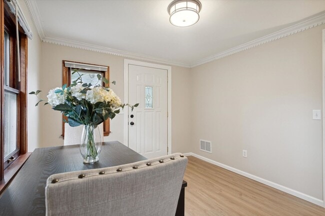 Building Photo - 2107 Schlimgen Ave