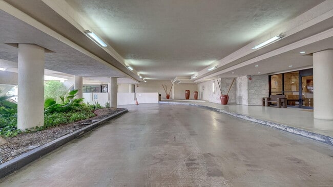 Building Photo - 2555 Collins Ave