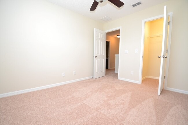 Building Photo - Gorgeous Lake View 3 BR 2.5 bath Luxury To...