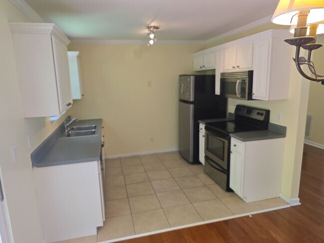 Building Photo - 3 Bed 2bath house off of Hard Scrabble Rd ...