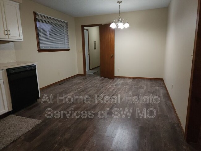 Building Photo - 206 N Oakwood Ave
