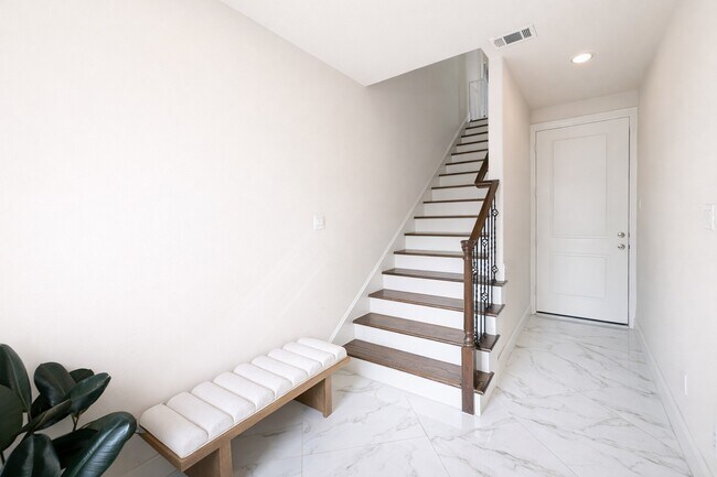 Building Photo - 2318 Hutchins St