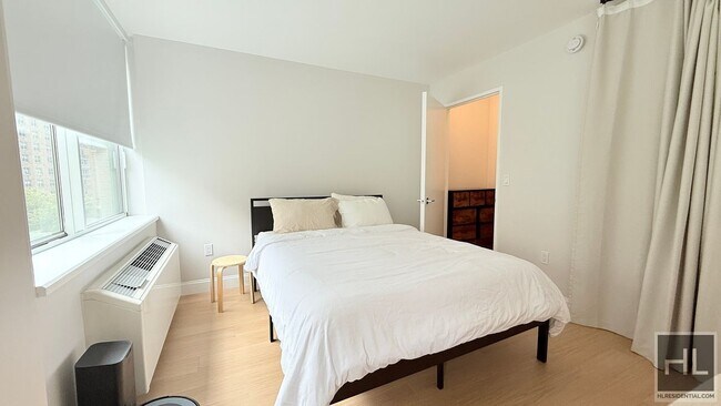 Building Photo - RIVERSIDE BOULEVARD GEM - BELOW MARKET STU...