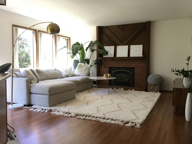 Building Photo - Magnificent Somerset Home on Cul de Sac!