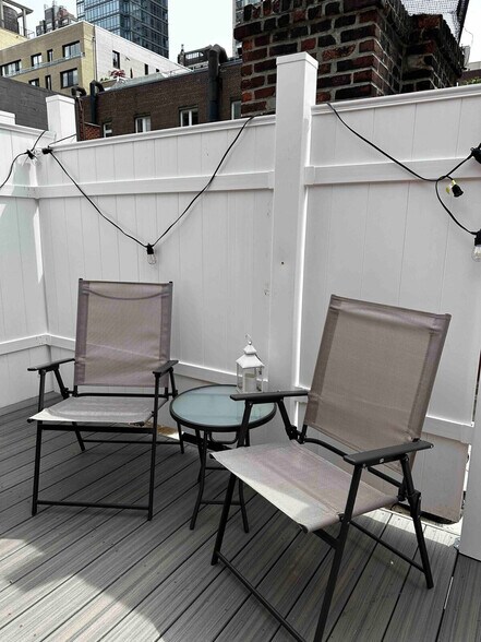 Building Photo - 324 E 75th St