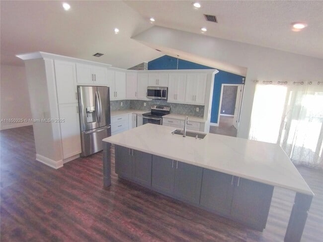 Building Photo - 5780 Sun Pointe Cir